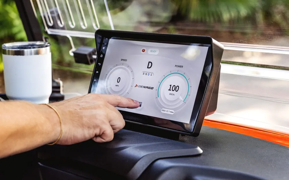 Touchscreen with CarPlay on the Denago Rover XL